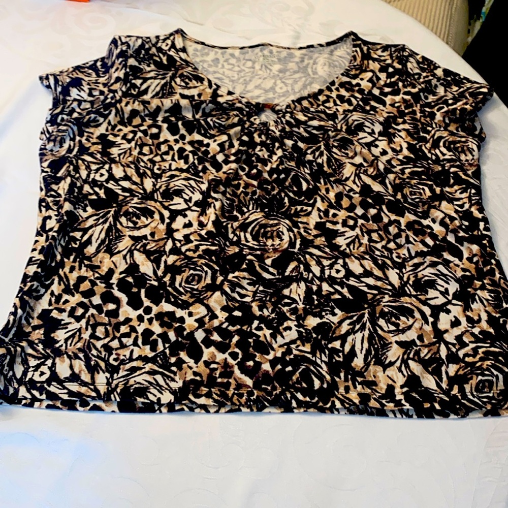 St. Johns Bay extra large T-shirt with brown tan and white